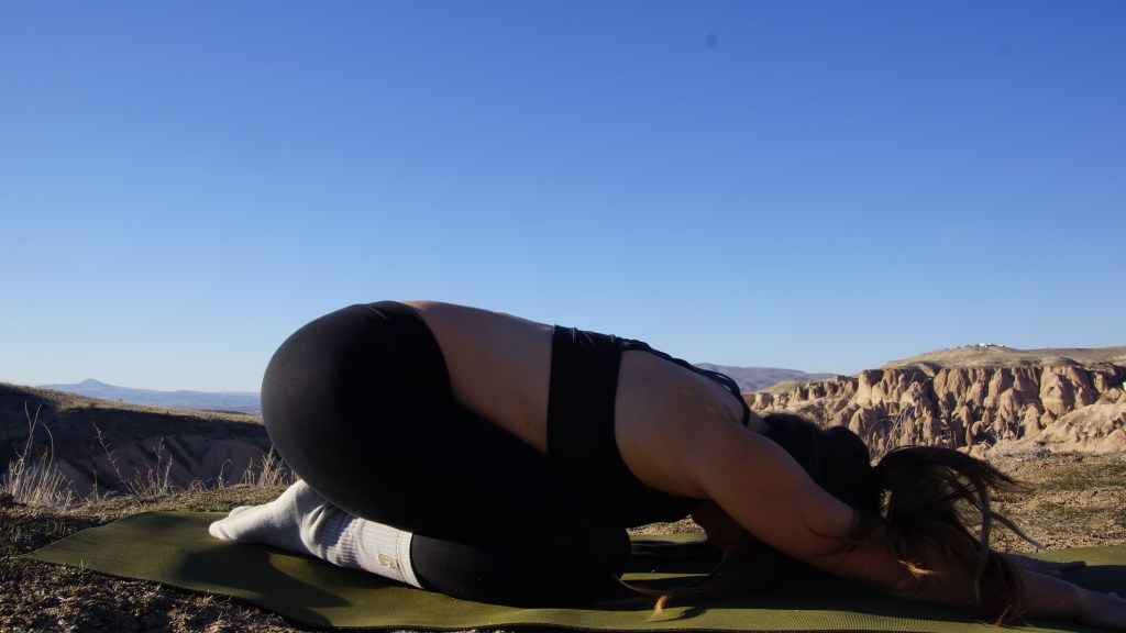 Yogalinaa - entspannende Yogapose im Freien in Maria Anzbach